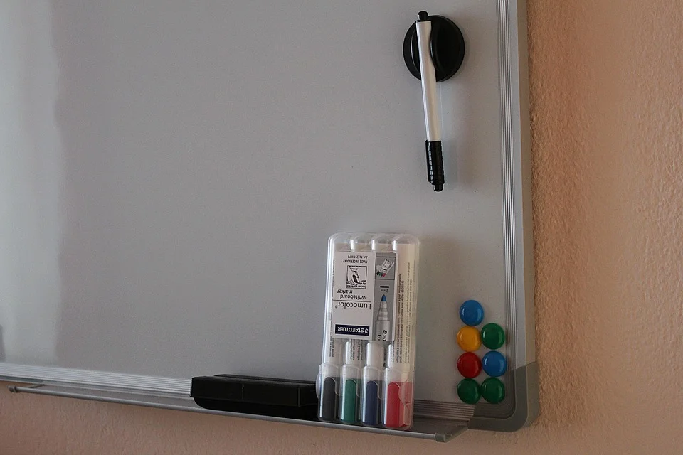 Magnetická tabule s vzkazy a magnety